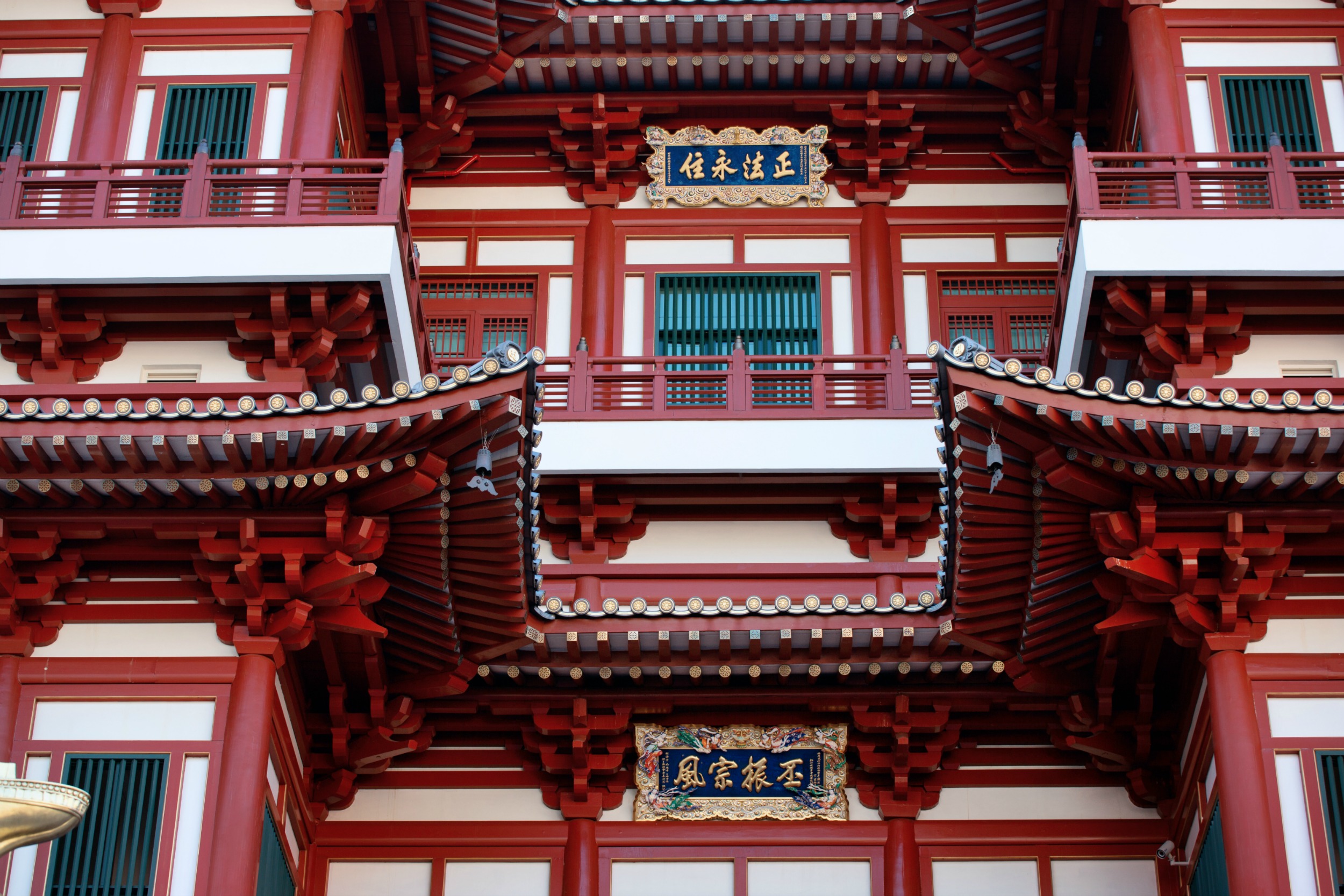 Front shot of the Buddha Tooth Relic Temple in Chinatown